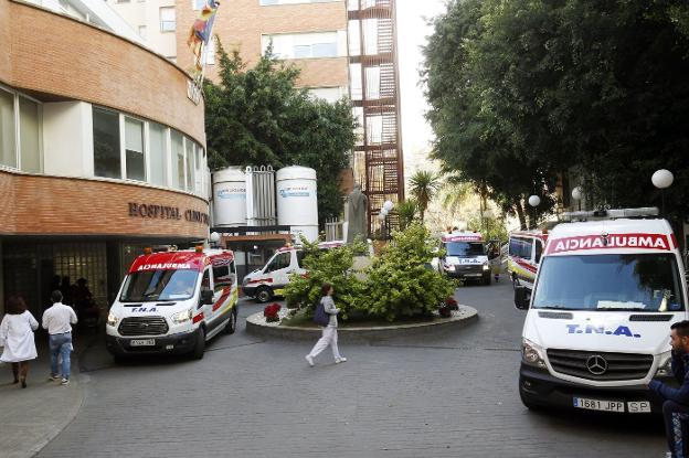 Ambulancias en el patio central del Hospital Clínico de Valencia. 