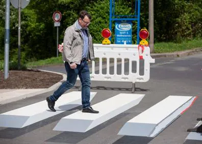 Imagen secundaria 1 - Tráfico: Sorprendentes pasos de cebra pintados en 3D en Alemania