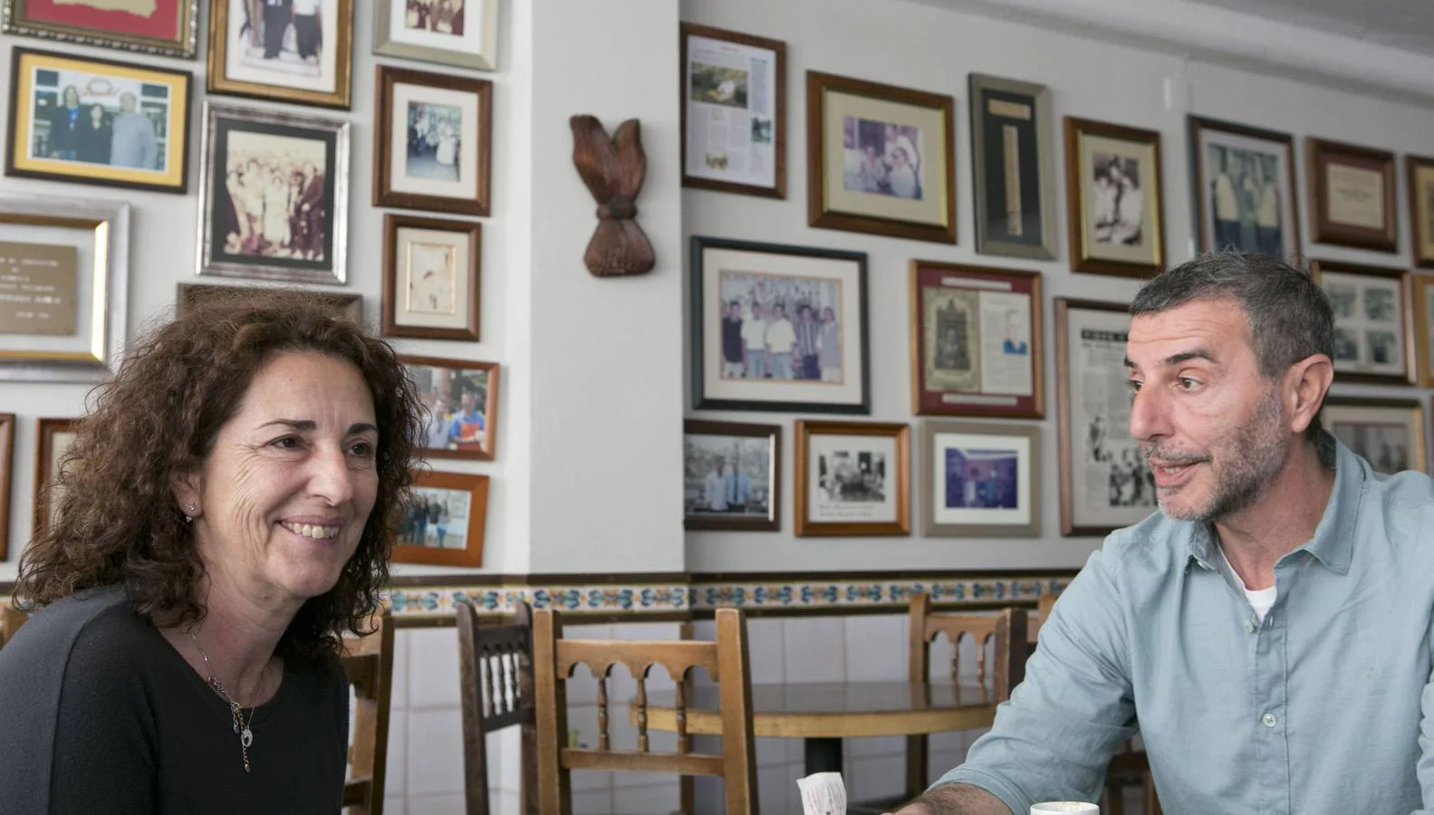 Daniel y Carmen Tortajada, nietos del fundador de la Horchatería Daniel de Alboraya, muestran imágenes históricas del local y el ingrediente de la bebida. Valencia tendrá pronto el primer establecimiento de Daniel.
