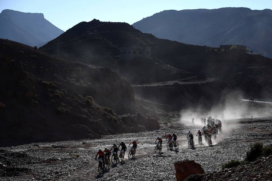 La Titan Desert es una de las pruebas ciclistas por etapas más extremas del mundo. Sólo apta para los hombres y mujeres más duros, se corre desde el domingo sobre las arenas del desierto marroquí. 619 kilómetros cronometrados son los que deben pedalear los ciclistas en sus bicicletas de montaña, y sortear un desnivel acumulado de 7.519 metros. Este año, 612 ciclistas -70 de ellos mujeres- de 24 nacionalidades afrontan el desafío sobre las dunas. El español Josep Betalú, lidera la edición de este año a falta de la etapa final de hoy viernes 4 de mayo.