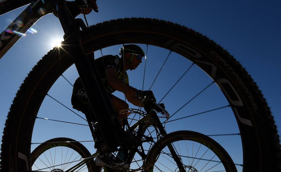 La Titan Desert es una de las pruebas ciclistas por etapas más extremas del mundo. Sólo apta para los hombres y mujeres más duros, se corre desde el domingo sobre las arenas del desierto marroquí. 619 kilómetros cronometrados son los que deben pedalear los ciclistas en sus bicicletas de montaña, y sortear un desnivel acumulado de 7.519 metros. Este año, 612 ciclistas -70 de ellos mujeres- de 24 nacionalidades afrontan el desafío sobre las dunas. El español Josep Betalú, lidera la edición de este año a falta de la etapa final de hoy viernes 4 de mayo.