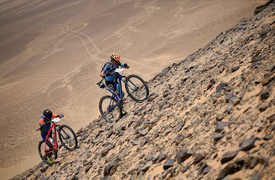 La Titan Desert es una de las pruebas ciclistas por etapas más extremas del mundo. Sólo apta para los hombres y mujeres más duros, se corre desde el domingo sobre las arenas del desierto marroquí. 619 kilómetros cronometrados son los que deben pedalear los ciclistas en sus bicicletas de montaña, y sortear un desnivel acumulado de 7.519 metros. Este año, 612 ciclistas -70 de ellos mujeres- de 24 nacionalidades afrontan el desafío sobre las dunas. El español Josep Betalú, lidera la edición de este año a falta de la etapa final de hoy viernes 4 de mayo.