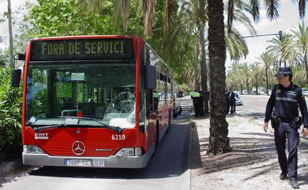 Imagen principal - Muere el hombre atropellado por un autobús de la EMT junto a La Fe