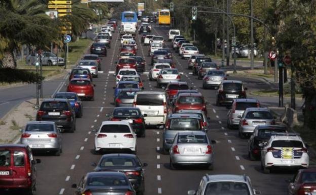 Tráfico congestionado en la avenida del Cid en una imagen reciente.