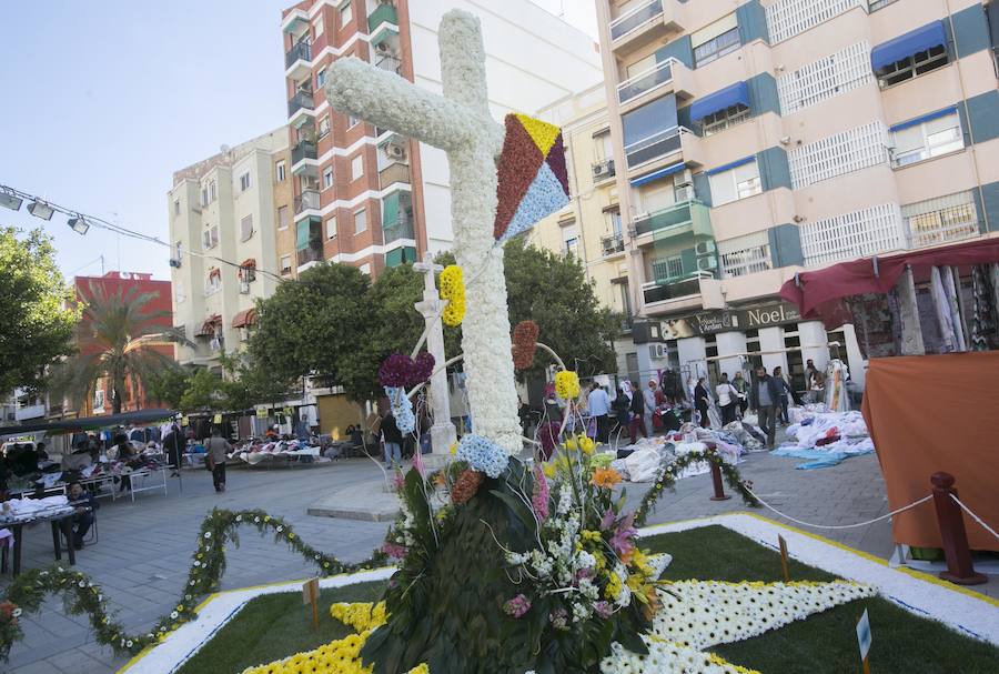 La cruz floral recostada que la Junta de Fiestas de Nuestra Señora de los Desamparados de Patraix ha creado para el concurso de Lo Rat Penat ha logrado el primer premio de la máxima categoría por el riesgo y la innovación de esta composición coordinada por el florista Cesáreo García . La entidad recibirá un diploma y 500 euros de premio. El segundo premio, con diploma y 250 euros, ha recaído en la falla Plaza de la Creu del Canyamelar-Los Ángeles, con la moderna cruz rodeada de una cometa y de la rosa de los vientos, coordinada por Sandra Serra y con un destacado número de falleros participantes. En tercer lugar ha quedado la falla Maestro Gozalbo-Conde Altea, que recibirá diploma y 125 euros. En la modalidad B, el primer premio, con diploma y 200 euros, ha sido el conjunto creado por la Associació Festes en honor al Santísisim Crist de Nazaret. En segundo puesto ha quedado la falla Luis Lamarca-Velázquez y en tercero, ha ido a parar a la falla Archiduque Carlos-Chiva.