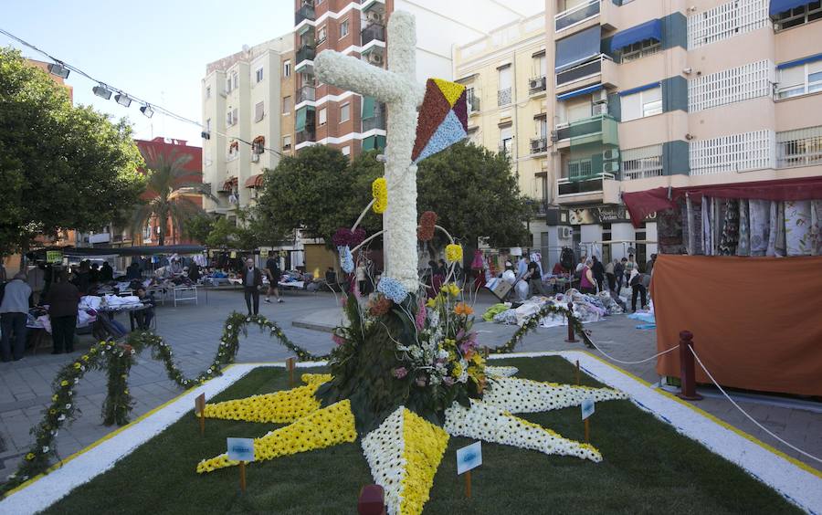 La cruz floral recostada que la Junta de Fiestas de Nuestra Señora de los Desamparados de Patraix ha creado para el concurso de Lo Rat Penat ha logrado el primer premio de la máxima categoría por el riesgo y la innovación de esta composición coordinada por el florista Cesáreo García . La entidad recibirá un diploma y 500 euros de premio. El segundo premio, con diploma y 250 euros, ha recaído en la falla Plaza de la Creu del Canyamelar-Los Ángeles, con la moderna cruz rodeada de una cometa y de la rosa de los vientos, coordinada por Sandra Serra y con un destacado número de falleros participantes. En tercer lugar ha quedado la falla Maestro Gozalbo-Conde Altea, que recibirá diploma y 125 euros. En la modalidad B, el primer premio, con diploma y 200 euros, ha sido el conjunto creado por la Associació Festes en honor al Santísisim Crist de Nazaret. En segundo puesto ha quedado la falla Luis Lamarca-Velázquez y en tercero, ha ido a parar a la falla Archiduque Carlos-Chiva.