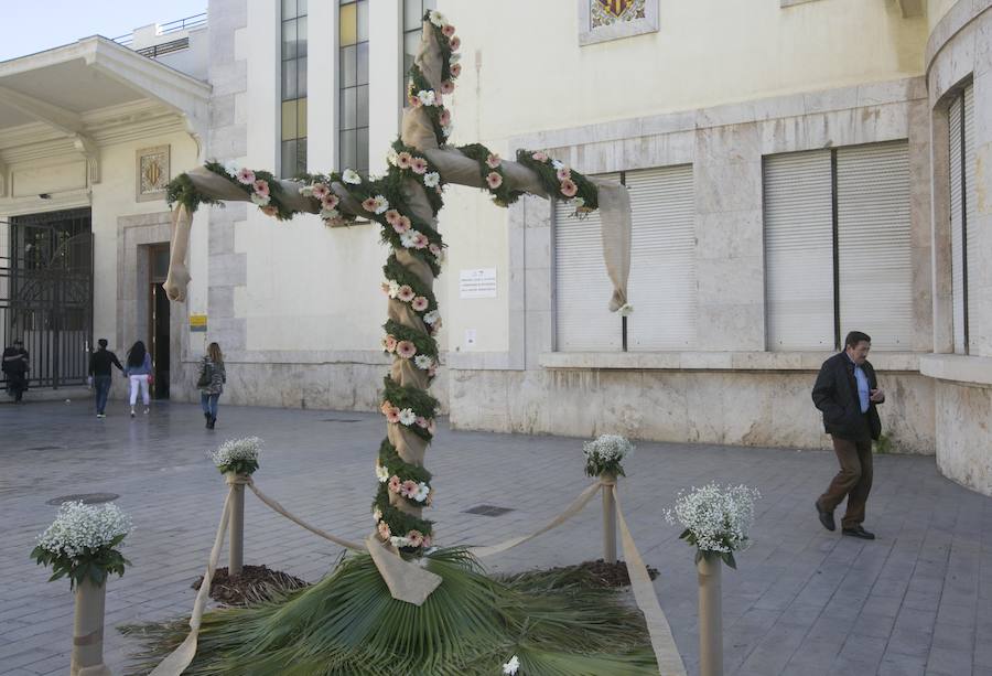 La cruz floral recostada que la Junta de Fiestas de Nuestra Señora de los Desamparados de Patraix ha creado para el concurso de Lo Rat Penat ha logrado el primer premio de la máxima categoría por el riesgo y la innovación de esta composición coordinada por el florista Cesáreo García . La entidad recibirá un diploma y 500 euros de premio. El segundo premio, con diploma y 250 euros, ha recaído en la falla Plaza de la Creu del Canyamelar-Los Ángeles, con la moderna cruz rodeada de una cometa y de la rosa de los vientos, coordinada por Sandra Serra y con un destacado número de falleros participantes. En tercer lugar ha quedado la falla Maestro Gozalbo-Conde Altea, que recibirá diploma y 125 euros. En la modalidad B, el primer premio, con diploma y 200 euros, ha sido el conjunto creado por la Associació Festes en honor al Santísisim Crist de Nazaret. En segundo puesto ha quedado la falla Luis Lamarca-Velázquez y en tercero, ha ido a parar a la falla Archiduque Carlos-Chiva.