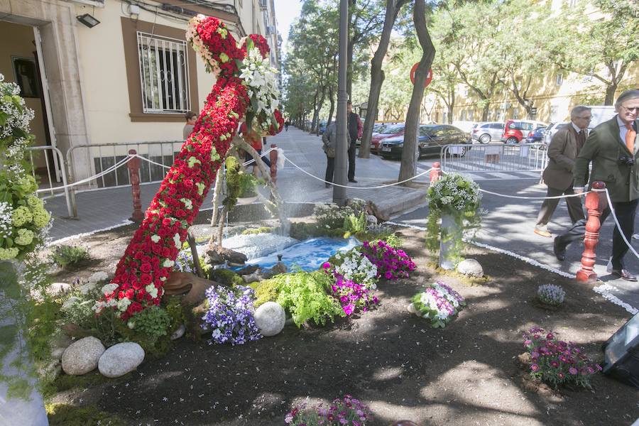 La cruz floral recostada que la Junta de Fiestas de Nuestra Señora de los Desamparados de Patraix ha creado para el concurso de Lo Rat Penat ha logrado el primer premio de la máxima categoría por el riesgo y la innovación de esta composición coordinada por el florista Cesáreo García . La entidad recibirá un diploma y 500 euros de premio. El segundo premio, con diploma y 250 euros, ha recaído en la falla Plaza de la Creu del Canyamelar-Los Ángeles, con la moderna cruz rodeada de una cometa y de la rosa de los vientos, coordinada por Sandra Serra y con un destacado número de falleros participantes. En tercer lugar ha quedado la falla Maestro Gozalbo-Conde Altea, que recibirá diploma y 125 euros. En la modalidad B, el primer premio, con diploma y 200 euros, ha sido el conjunto creado por la Associació Festes en honor al Santísisim Crist de Nazaret. En segundo puesto ha quedado la falla Luis Lamarca-Velázquez y en tercero, ha ido a parar a la falla Archiduque Carlos-Chiva.