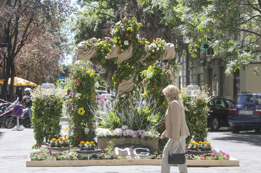 La cruz floral recostada que la Junta de Fiestas de Nuestra Señora de los Desamparados de Patraix ha creado para el concurso de Lo Rat Penat ha logrado el primer premio de la máxima categoría por el riesgo y la innovación de esta composición coordinada por el florista Cesáreo García . La entidad recibirá un diploma y 500 euros de premio. El segundo premio, con diploma y 250 euros, ha recaído en la falla Plaza de la Creu del Canyamelar-Los Ángeles, con la moderna cruz rodeada de una cometa y de la rosa de los vientos, coordinada por Sandra Serra y con un destacado número de falleros participantes. En tercer lugar ha quedado la falla Maestro Gozalbo-Conde Altea, que recibirá diploma y 125 euros. En la modalidad B, el primer premio, con diploma y 200 euros, ha sido el conjunto creado por la Associació Festes en honor al Santísisim Crist de Nazaret. En segundo puesto ha quedado la falla Luis Lamarca-Velázquez y en tercero, ha ido a parar a la falla Archiduque Carlos-Chiva.