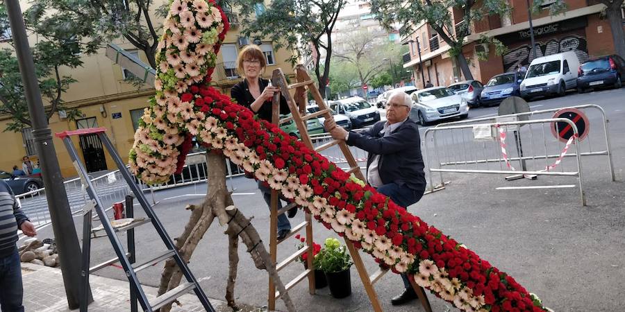 La cruz floral recostada que la Junta de Fiestas de Nuestra Señora de los Desamparados de Patraix ha creado para el concurso de Lo Rat Penat ha logrado el primer premio de la máxima categoría por el riesgo y la innovación de esta composición coordinada por el florista Cesáreo García . La entidad recibirá un diploma y 500 euros de premio. El segundo premio, con diploma y 250 euros, ha recaído en la falla Plaza de la Creu del Canyamelar-Los Ángeles, con la moderna cruz rodeada de una cometa y de la rosa de los vientos, coordinada por Sandra Serra y con un destacado número de falleros participantes. En tercer lugar ha quedado la falla Maestro Gozalbo-Conde Altea, que recibirá diploma y 125 euros. En la modalidad B, el primer premio, con diploma y 200 euros, ha sido el conjunto creado por la Associació Festes en honor al Santísisim Crist de Nazaret. En segundo puesto ha quedado la falla Luis Lamarca-Velázquez y en tercero, ha ido a parar a la falla Archiduque Carlos-Chiva.