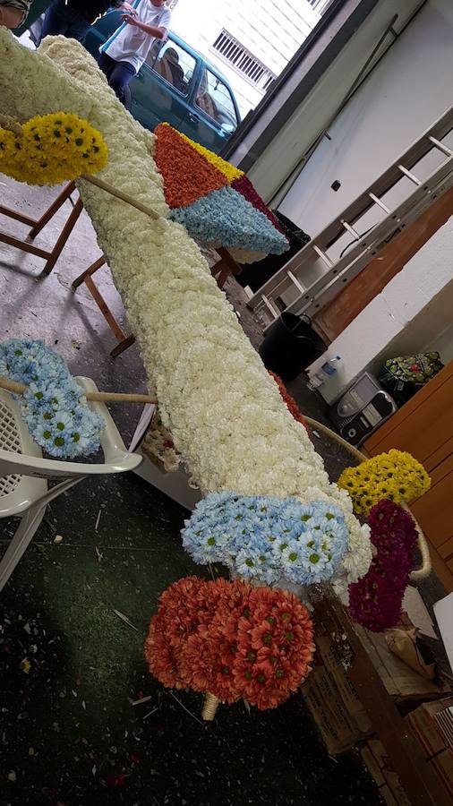 La cruz floral recostada que la Junta de Fiestas de Nuestra Señora de los Desamparados de Patraix ha creado para el concurso de Lo Rat Penat ha logrado el primer premio de la máxima categoría por el riesgo y la innovación de esta composición coordinada por el florista Cesáreo García . La entidad recibirá un diploma y 500 euros de premio. El segundo premio, con diploma y 250 euros, ha recaído en la falla Plaza de la Creu del Canyamelar-Los Ángeles, con la moderna cruz rodeada de una cometa y de la rosa de los vientos, coordinada por Sandra Serra y con un destacado número de falleros participantes. En tercer lugar ha quedado la falla Maestro Gozalbo-Conde Altea, que recibirá diploma y 125 euros. En la modalidad B, el primer premio, con diploma y 200 euros, ha sido el conjunto creado por la Associació Festes en honor al Santísisim Crist de Nazaret. En segundo puesto ha quedado la falla Luis Lamarca-Velázquez y en tercero, ha ido a parar a la falla Archiduque Carlos-Chiva.