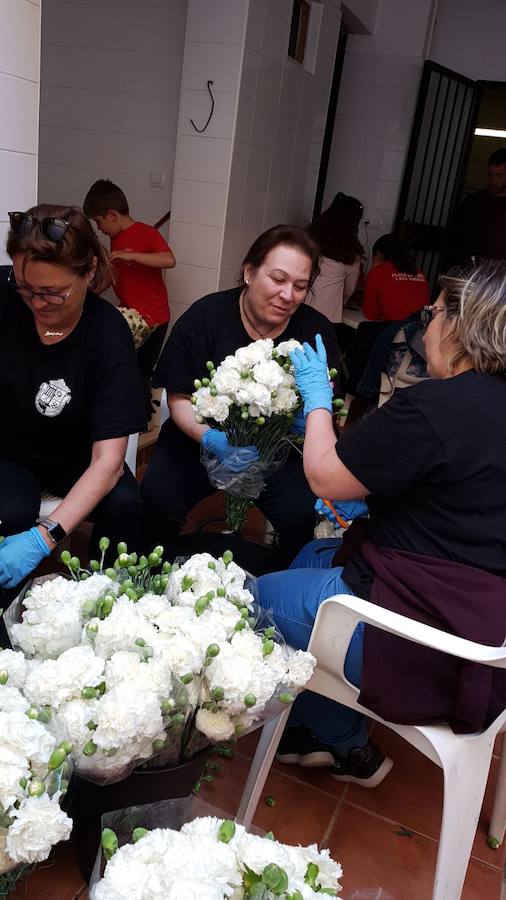 La cruz floral recostada que la Junta de Fiestas de Nuestra Señora de los Desamparados de Patraix ha creado para el concurso de Lo Rat Penat ha logrado el primer premio de la máxima categoría por el riesgo y la innovación de esta composición coordinada por el florista Cesáreo García . La entidad recibirá un diploma y 500 euros de premio. El segundo premio, con diploma y 250 euros, ha recaído en la falla Plaza de la Creu del Canyamelar-Los Ángeles, con la moderna cruz rodeada de una cometa y de la rosa de los vientos, coordinada por Sandra Serra y con un destacado número de falleros participantes. En tercer lugar ha quedado la falla Maestro Gozalbo-Conde Altea, que recibirá diploma y 125 euros. En la modalidad B, el primer premio, con diploma y 200 euros, ha sido el conjunto creado por la Associació Festes en honor al Santísisim Crist de Nazaret. En segundo puesto ha quedado la falla Luis Lamarca-Velázquez y en tercero, ha ido a parar a la falla Archiduque Carlos-Chiva.