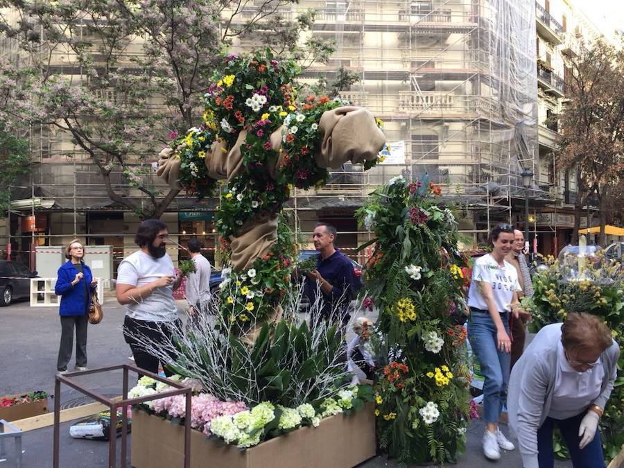 La cruz floral recostada que la Junta de Fiestas de Nuestra Señora de los Desamparados de Patraix ha creado para el concurso de Lo Rat Penat ha logrado el primer premio de la máxima categoría por el riesgo y la innovación de esta composición coordinada por el florista Cesáreo García . La entidad recibirá un diploma y 500 euros de premio. El segundo premio, con diploma y 250 euros, ha recaído en la falla Plaza de la Creu del Canyamelar-Los Ángeles, con la moderna cruz rodeada de una cometa y de la rosa de los vientos, coordinada por Sandra Serra y con un destacado número de falleros participantes. En tercer lugar ha quedado la falla Maestro Gozalbo-Conde Altea, que recibirá diploma y 125 euros. En la modalidad B, el primer premio, con diploma y 200 euros, ha sido el conjunto creado por la Associació Festes en honor al Santísisim Crist de Nazaret. En segundo puesto ha quedado la falla Luis Lamarca-Velázquez y en tercero, ha ido a parar a la falla Archiduque Carlos-Chiva.