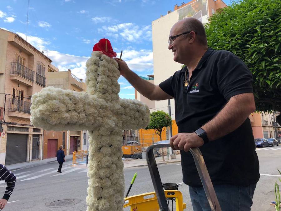 La cruz floral recostada que la Junta de Fiestas de Nuestra Señora de los Desamparados de Patraix ha creado para el concurso de Lo Rat Penat ha logrado el primer premio de la máxima categoría por el riesgo y la innovación de esta composición coordinada por el florista Cesáreo García . La entidad recibirá un diploma y 500 euros de premio. El segundo premio, con diploma y 250 euros, ha recaído en la falla Plaza de la Creu del Canyamelar-Los Ángeles, con la moderna cruz rodeada de una cometa y de la rosa de los vientos, coordinada por Sandra Serra y con un destacado número de falleros participantes. En tercer lugar ha quedado la falla Maestro Gozalbo-Conde Altea, que recibirá diploma y 125 euros. En la modalidad B, el primer premio, con diploma y 200 euros, ha sido el conjunto creado por la Associació Festes en honor al Santísisim Crist de Nazaret. En segundo puesto ha quedado la falla Luis Lamarca-Velázquez y en tercero, ha ido a parar a la falla Archiduque Carlos-Chiva.