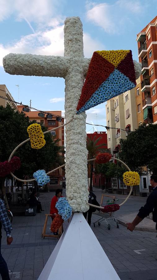 La cruz floral recostada que la Junta de Fiestas de Nuestra Señora de los Desamparados de Patraix ha creado para el concurso de Lo Rat Penat ha logrado el primer premio de la máxima categoría por el riesgo y la innovación de esta composición coordinada por el florista Cesáreo García . La entidad recibirá un diploma y 500 euros de premio. El segundo premio, con diploma y 250 euros, ha recaído en la falla Plaza de la Creu del Canyamelar-Los Ángeles, con la moderna cruz rodeada de una cometa y de la rosa de los vientos, coordinada por Sandra Serra y con un destacado número de falleros participantes. En tercer lugar ha quedado la falla Maestro Gozalbo-Conde Altea, que recibirá diploma y 125 euros. En la modalidad B, el primer premio, con diploma y 200 euros, ha sido el conjunto creado por la Associació Festes en honor al Santísisim Crist de Nazaret. En segundo puesto ha quedado la falla Luis Lamarca-Velázquez y en tercero, ha ido a parar a la falla Archiduque Carlos-Chiva.