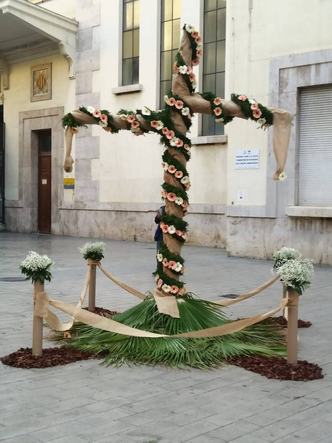 La cruz floral recostada que la Junta de Fiestas de Nuestra Señora de los Desamparados de Patraix ha creado para el concurso de Lo Rat Penat ha logrado el primer premio de la máxima categoría por el riesgo y la innovación de esta composición coordinada por el florista Cesáreo García . La entidad recibirá un diploma y 500 euros de premio. El segundo premio, con diploma y 250 euros, ha recaído en la falla Plaza de la Creu del Canyamelar-Los Ángeles, con la moderna cruz rodeada de una cometa y de la rosa de los vientos, coordinada por Sandra Serra y con un destacado número de falleros participantes. En tercer lugar ha quedado la falla Maestro Gozalbo-Conde Altea, que recibirá diploma y 125 euros. En la modalidad B, el primer premio, con diploma y 200 euros, ha sido el conjunto creado por la Associació Festes en honor al Santísisim Crist de Nazaret. En segundo puesto ha quedado la falla Luis Lamarca-Velázquez y en tercero, ha ido a parar a la falla Archiduque Carlos-Chiva.