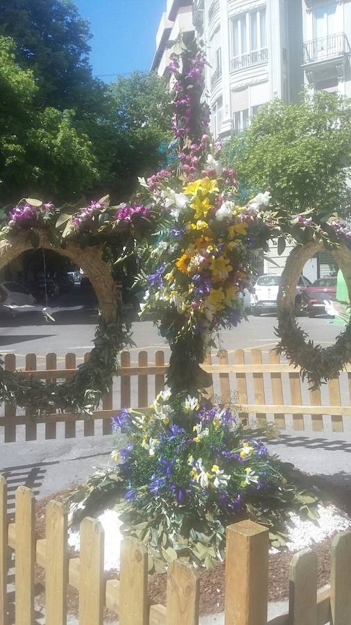 La cruz floral recostada que la Junta de Fiestas de Nuestra Señora de los Desamparados de Patraix ha creado para el concurso de Lo Rat Penat ha logrado el primer premio de la máxima categoría por el riesgo y la innovación de esta composición coordinada por el florista Cesáreo García . La entidad recibirá un diploma y 500 euros de premio. El segundo premio, con diploma y 250 euros, ha recaído en la falla Plaza de la Creu del Canyamelar-Los Ángeles, con la moderna cruz rodeada de una cometa y de la rosa de los vientos, coordinada por Sandra Serra y con un destacado número de falleros participantes. En tercer lugar ha quedado la falla Maestro Gozalbo-Conde Altea, que recibirá diploma y 125 euros. En la modalidad B, el primer premio, con diploma y 200 euros, ha sido el conjunto creado por la Associació Festes en honor al Santísisim Crist de Nazaret. En segundo puesto ha quedado la falla Luis Lamarca-Velázquez y en tercero, ha ido a parar a la falla Archiduque Carlos-Chiva.