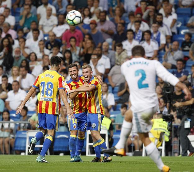 Carlos Soler, Gayà y Lato celebran un tanto en el Santiago Bernabéu. 