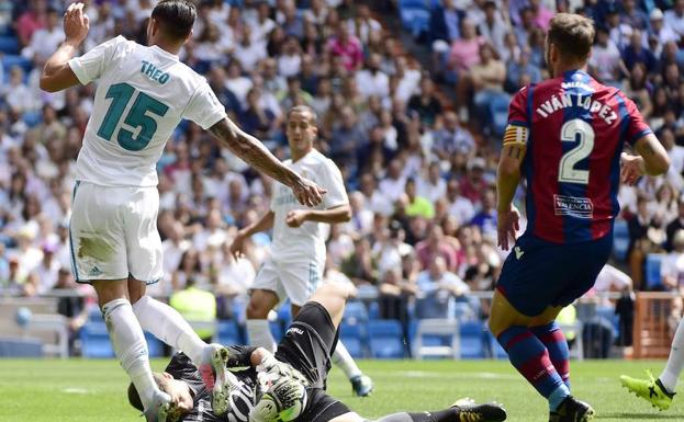 Iván López durante el choque con el Real Madrid en septiembre.