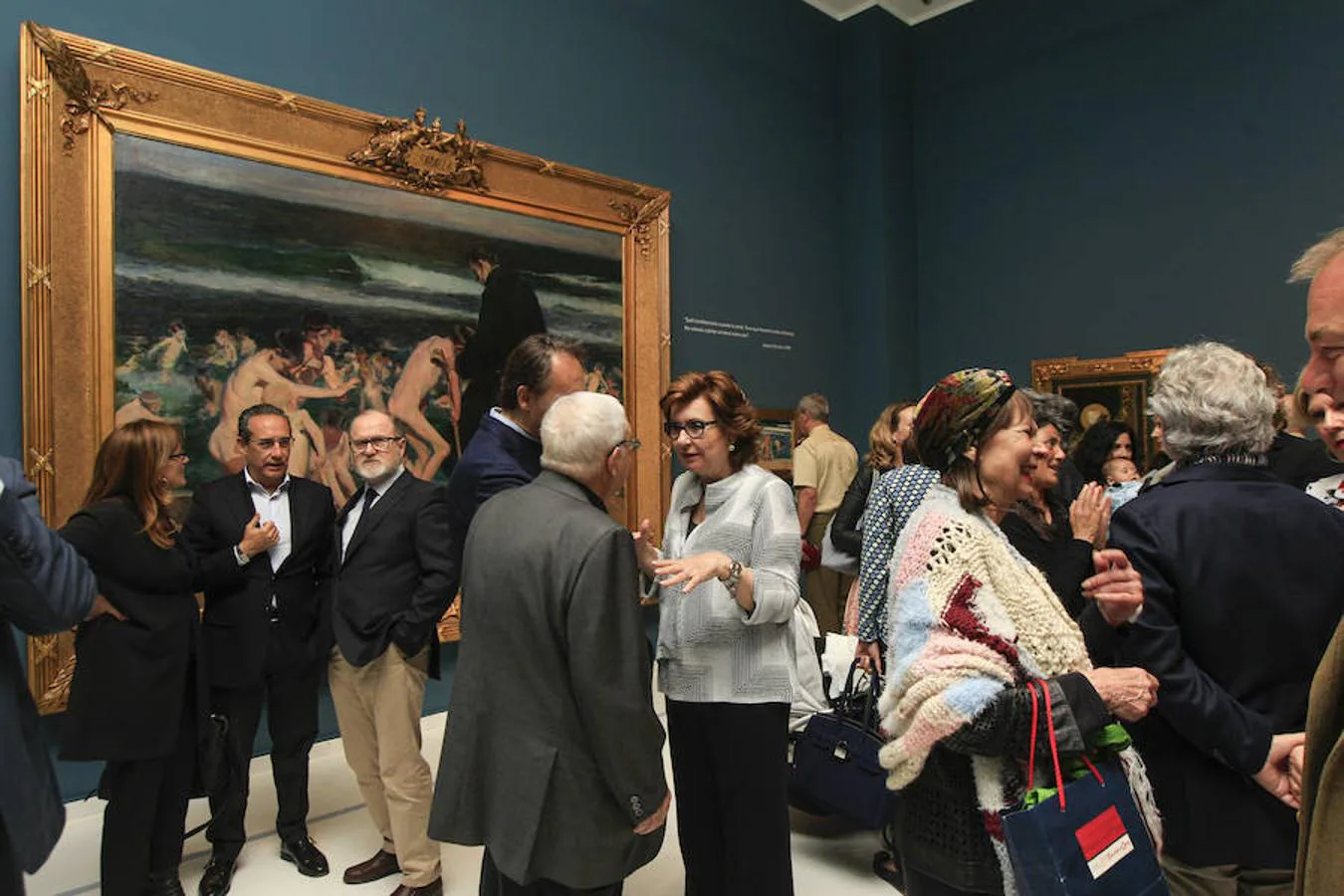 La Fundación Bancaja ha presentado este jueves la exposición 'Sorolla y la espiritualidad', que permite la exhibición de la obra del pintor valenciano 'Yo soy el pan de la vida' tras su reciente restauración dentro de la colaboración iniciada en 2015 con la familia Lladró, a cuya colección pictórica pertenece la obra. Buena parte de la sociedad valenciana acudió la noche del jueves a la inauguración de la muestra, que puede visitarse del 4 de mayo hasta el 2 de septiembre en la sede de la Fundación Bancaja en Valencia (plaza de Tetúan, 23) con entrada gratuita de lunes a viernes de 10 a 14 y de 17 a 21 horas. 