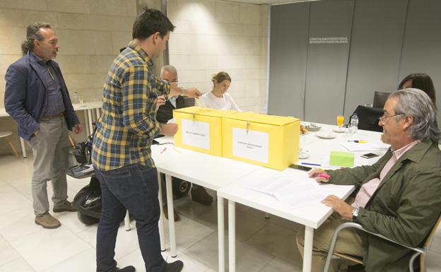 Uno de los colegiados, votando en Valencia.