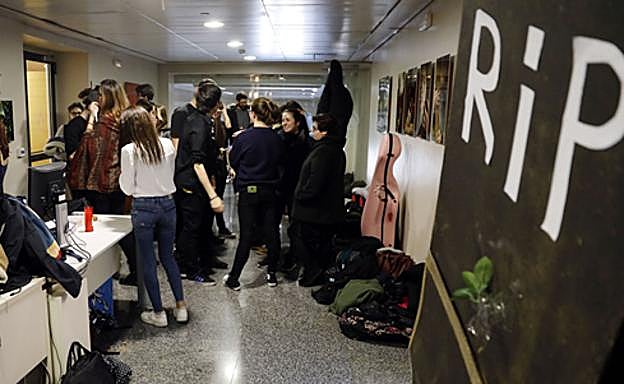 Alumnos universitarios, apoyando la huelga de profesores ante el Rectorado.