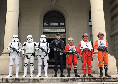 Imagen secundaria 1 - Celebraciones del Día Mundial de 'Star Wars' en Taipei y Berlín.