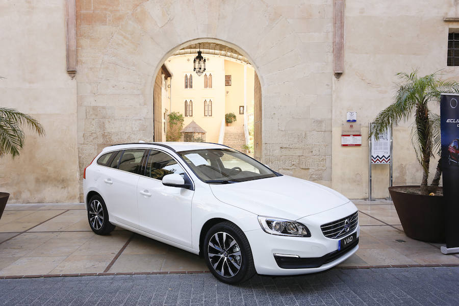 Este fin de semana se celebra en Gandía la Fira del Motor, con más de treinta concesionarios y doscientos coches en venta en las calles de la capital de la safor