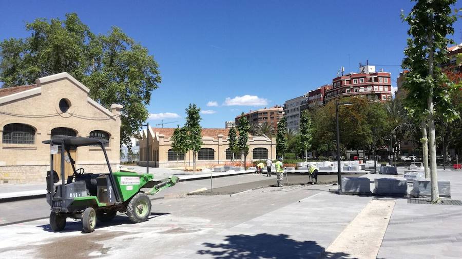 Fotos: Fotos de la colocación de las nuevas losetas en el Parque Central de Valencia