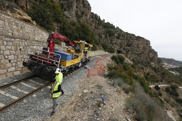 Una de las máquinas empleadas en las mejoras entre Buñol y Siete Aguas. 