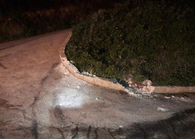 Imagen secundaria 1 - El camión atrapado y los daños que causó en los bordillos de la carretera.