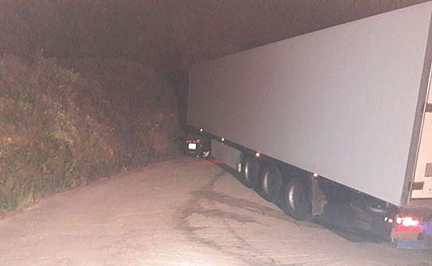 El camión atrapado en una urbanización de Alzira.