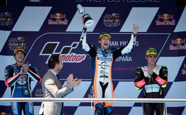 Oettl celebra su triunfo en el podio. 