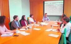 Los técnicos y concejales en la reunión para planificar las obras de la rotonda de Padre Méndez
