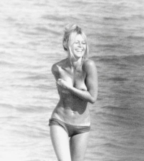 Brigitte Bardot, una de las actrices que dio mayor popularidad al bikini, también fue de las primeras en ser fotografiada solo con la parte inferior del bikini, sin el 'top' (topless), en los 60. La imagen fue captada en una playa de Saint Tropez, en la costa Azul francesa.