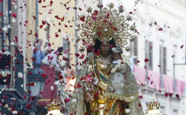 Imagen principal - Procesión, tapiz y escuraeta durante la fiesta de la Virgen de los Desamparados.