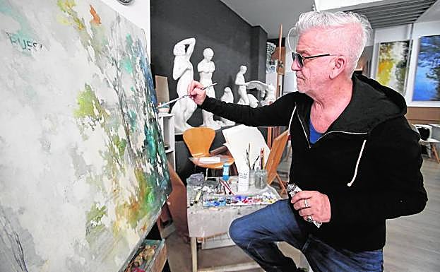 Valentín pinta un cuadro en un estudio de arte.