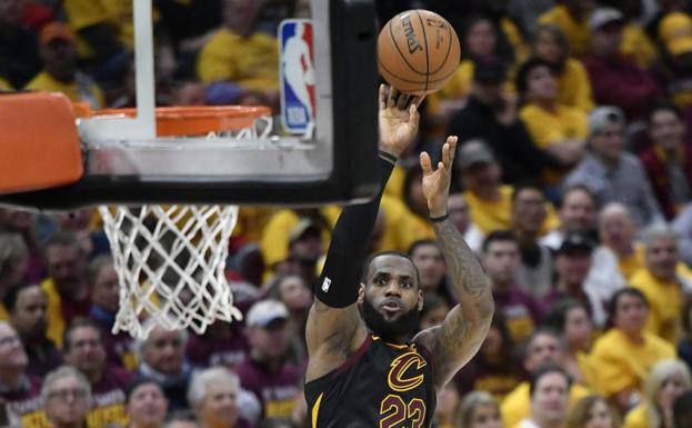 LeBron James lanza a canasta. 