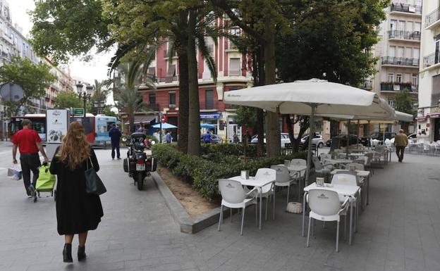 Terrazas de bares en una calle del centro de Valencia. 