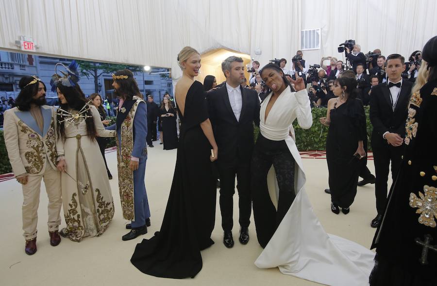 Madonna, Rihanna, Sarah Jessica Parker y Amal Clooney, entre otras, despertaron los gritos de admiración en la célebre gala del Museo Metropolitano de Nueva York, que reúne cada año a la crema y nata de la élite neoyorquina y a las mayores estrellas de la moda, el cine, la música y la televisión estadounidenses. Cada año la gala se inspira en una exposición paralela en el Met, y este año el tema escogido fue la relación entre la moda y el imaginario católico.