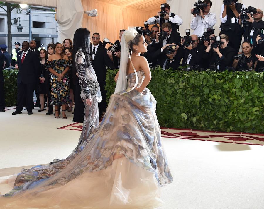 Madonna, Rihanna, Sarah Jessica Parker y Amal Clooney, entre otras, despertaron los gritos de admiración en la célebre gala del Museo Metropolitano de Nueva York, que reúne cada año a la crema y nata de la élite neoyorquina y a las mayores estrellas de la moda, el cine, la música y la televisión estadounidenses. Cada año la gala se inspira en una exposición paralela en el Met, y este año el tema escogido fue la relación entre la moda y el imaginario católico.