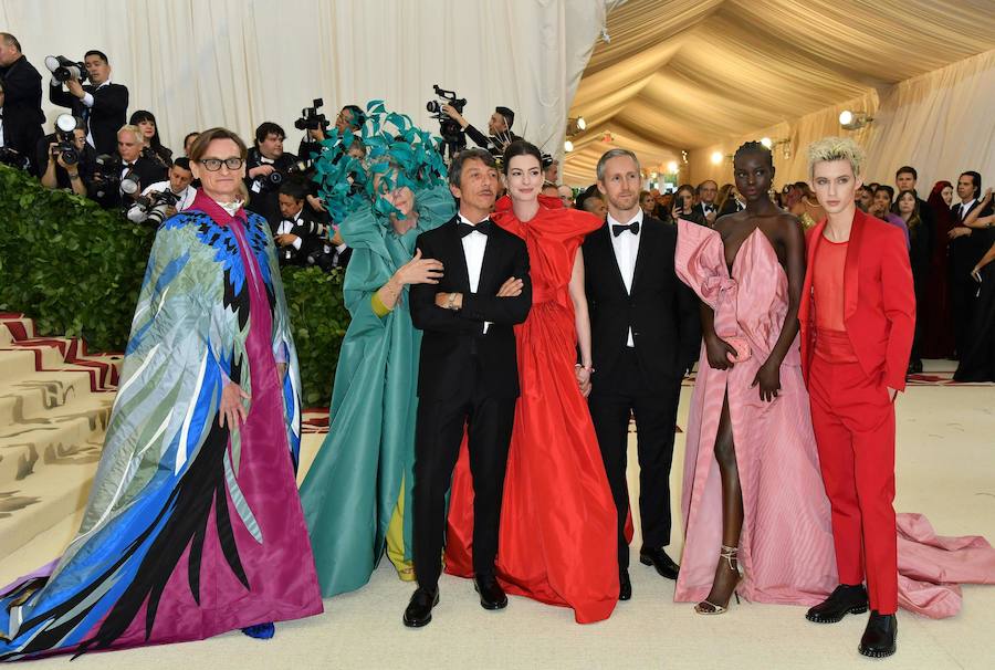 Madonna, Rihanna, Sarah Jessica Parker y Amal Clooney, entre otras, despertaron los gritos de admiración en la célebre gala del Museo Metropolitano de Nueva York, que reúne cada año a la crema y nata de la élite neoyorquina y a las mayores estrellas de la moda, el cine, la música y la televisión estadounidenses. Cada año la gala se inspira en una exposición paralela en el Met, y este año el tema escogido fue la relación entre la moda y el imaginario católico.