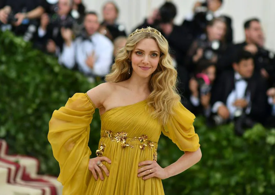 Madonna, Rihanna, Sarah Jessica Parker y Amal Clooney, entre otras, despertaron los gritos de admiración en la célebre gala del Museo Metropolitano de Nueva York, que reúne cada año a la crema y nata de la élite neoyorquina y a las mayores estrellas de la moda, el cine, la música y la televisión estadounidenses. Cada año la gala se inspira en una exposición paralela en el Met, y este año el tema escogido fue la relación entre la moda y el imaginario católico.