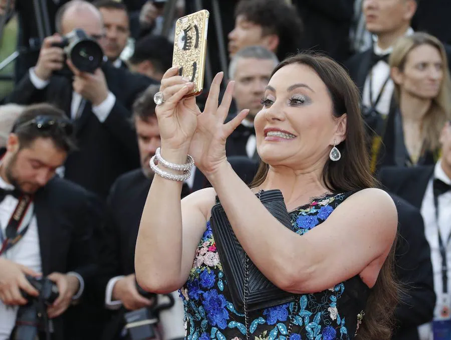 El Festival de Cannes inauguró este martes una nueva edición con su tradicional alfombra roja. Mucho rojo y mucho negro en los vestidos de las actrices. Brilló el glamur de estrellas como Cate Blanchett, Isabelle Adjani, Jury Kristen Stewart, Annabelle Belmondo, Barbara Meier, Fan Bingbing, Barbara Lennie, Sara Salamo, Georgia May Jagger... Y mucho protagonismo español con unos estelares Penélope Cruz, Javier Bardem y Ricardo Darín (español de adopción). Y muchas, muchas fotos para el director Martin Scorsese. Elegancia a raudales... y sorpresa al final de la fotogalería.