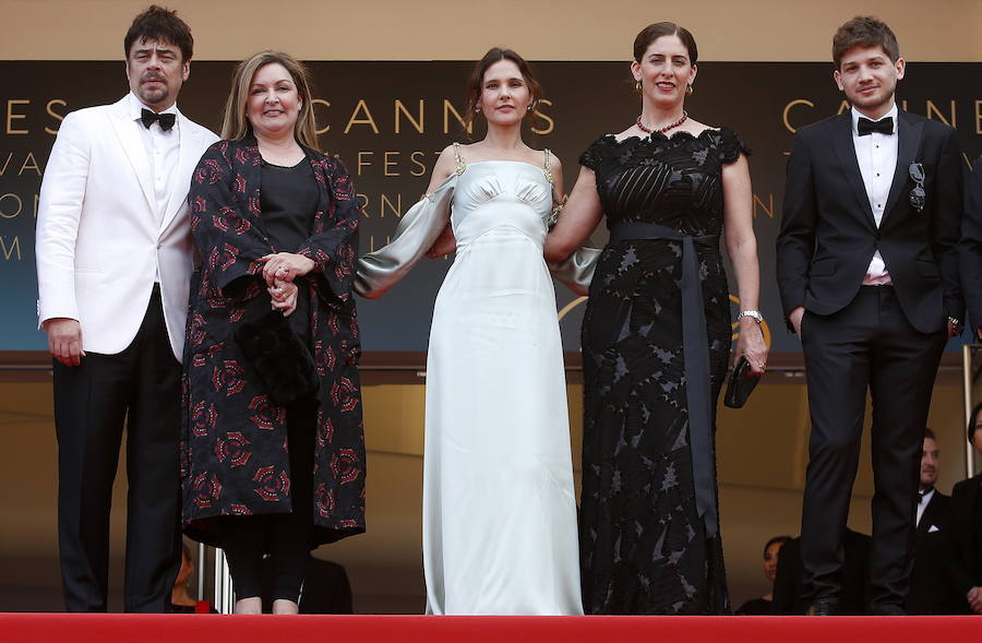 El Festival de Cannes inauguró este martes una nueva edición con su tradicional alfombra roja. Mucho rojo y mucho negro en los vestidos de las actrices. Brilló el glamur de estrellas como Cate Blanchett, Isabelle Adjani, Jury Kristen Stewart, Annabelle Belmondo, Barbara Meier, Fan Bingbing, Barbara Lennie, Sara Salamo, Georgia May Jagger... Y mucho protagonismo español con unos estelares Penélope Cruz, Javier Bardem y Ricardo Darín (español de adopción). Y muchas, muchas fotos para el director Martin Scorsese. Elegancia a raudales... y sorpresa al final de la fotogalería.