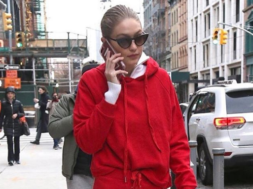 Se trata de una sudadera roja de la Marca Lioness y cuesta 17 euros.