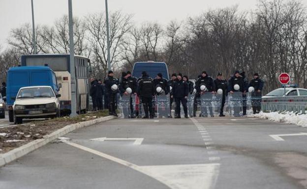 Policías antes del partido Serbia-Kosovo de balonmano que fue suspendido. 