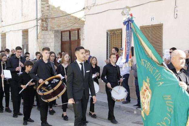 La Banda Juvenil de la Instructiva Musical de Alfarrasí ganó también el Premio al Mejor Desfile. Arriba, el director, Toni Úbeda, recibiendo un premio. 