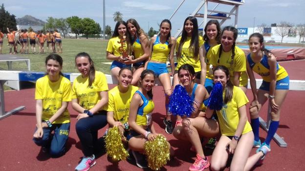 Nerea Almiñana, arriba a la izquierda, sujetando el trofeo, con todo el equipo femenino U16 del CA Safor Delikia. 