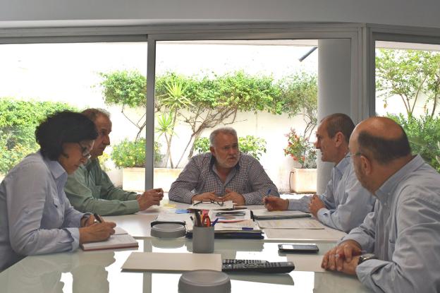 Los representantes, durante la reunión. 